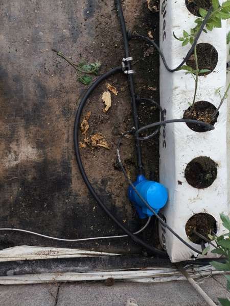 Compteur avec la flèche indiquant le sens de l’eau