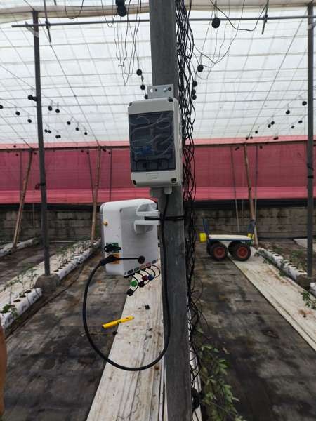 Boîtier d’alimentation 12 V installé près de l’enregistreur