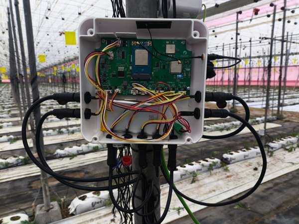 Intérieur du boîtier avec les capteurs connectés et la carte active